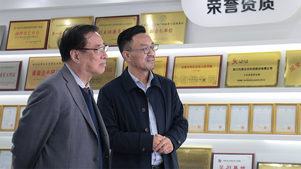 中國農業科學院原院長、中國農業國際合作促進會名譽會長翟虎渠蒞臨免费看片黄考察指導
