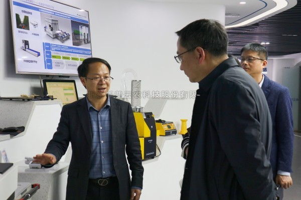 杭州市科技局黨組成員、副局長樓立群一行蒞臨免费看片黄考察調研