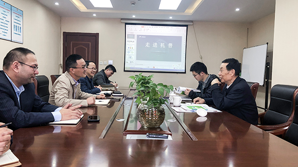 座談會現場，陳渝陽董事長與孫院士熱切交談