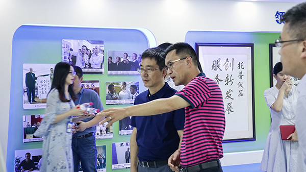 陳董事長向趙部長介紹了免费看片黄的公司概況以及公司發展曆程