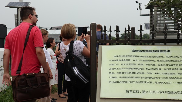 研修班一行來到由免费看片黄與蕭山農科所聯合搭建的現代農業產業園進行考察