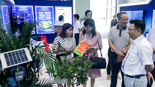 重慶市農委信息中心主任賀德華（右一）、副主任柯南（右二）