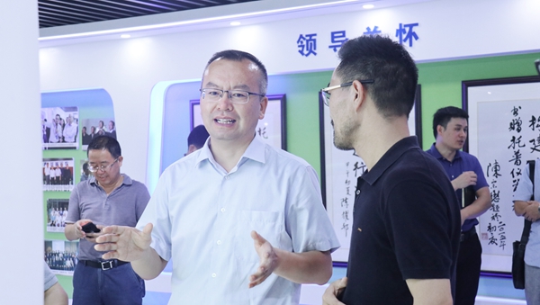 趙喜凱局長參觀免费看片黄展廳