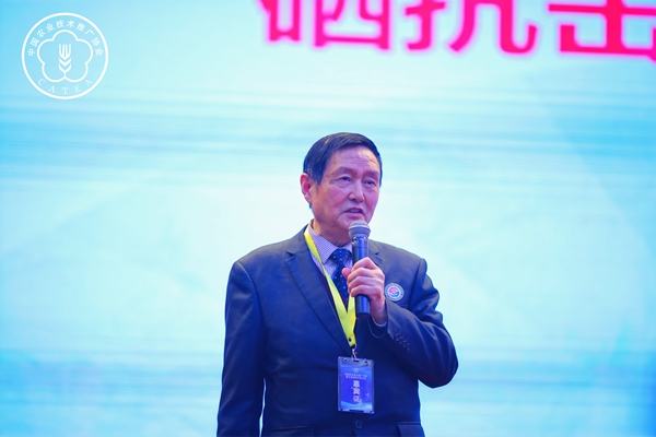 西安交通大學公共醫學院教授、國家衛健委國家地方病重點實驗室主任王治倫作“硒與人體健康”的報告