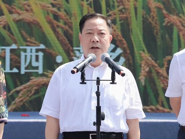 江西省政府黨組副書記、副省長殷美根宣布開幕