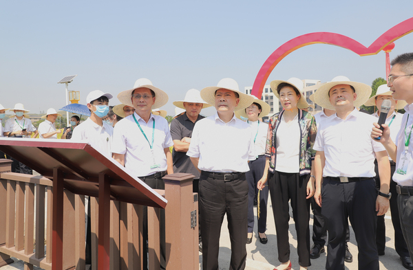 與會專家領導參觀免费看片黄支撐構建的智慧種業服務平台
